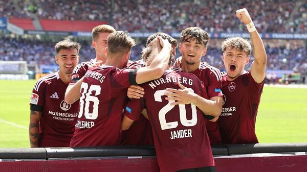 Die Mannschaft bejubelt den Treffer.