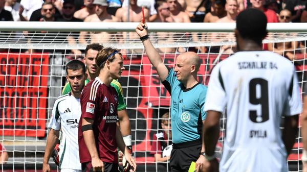 In Überzahl scheint der FCN alles im Griff zu haben. Doch dann kassiert Jander, der in der ersten Halbzeit wegen einer Schwalbe Gelb gesehen hat, die Ampelkarte.