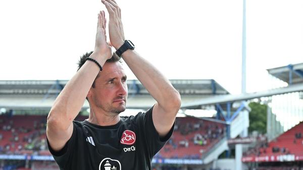 Weil die Schalker in der Schlussphase den Anschluss verpassen, darf sich Miroslav Klose über seinen ersten Heimerfolg als Trainer des 1. FC Nürnberg freuen.