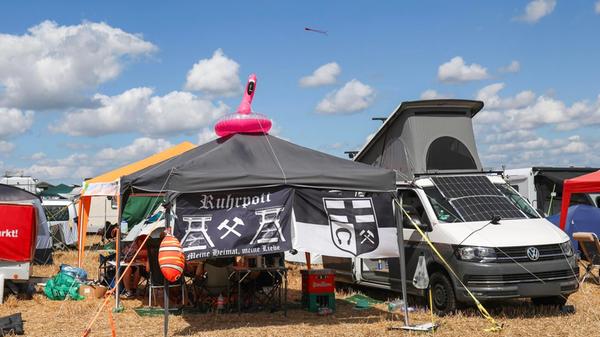 Auf dem Campingplatz sehen die Unterkünfte - wie auf jedem Festival - super unterschiedlich aus.