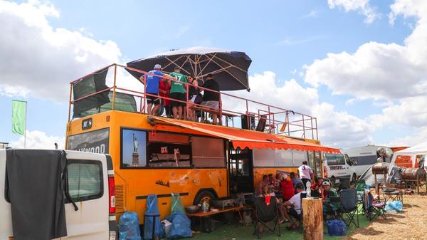 Während einige ganze Busse ausgestattet haben und dort für Festivalverhältnisse wohl eher Glamping betreiben...