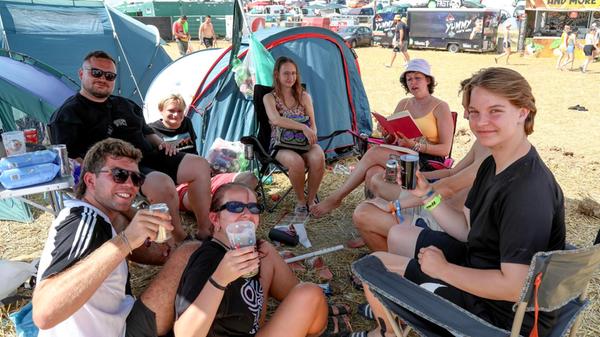 ... geben sich andere mit dem guten alten Zelt zufrieden.