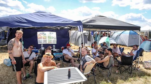 Was bei der Hitze und starken Sonne aber nicht fehlen darf: Pavillons.