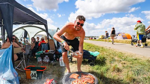 Zurück am Campingplatz: Von wegen Dosen-Ravioli! Am Taubertal wird nicht nur auf der Bühne groß aufgelegt, sondern teilweise auch auf dem Grill.