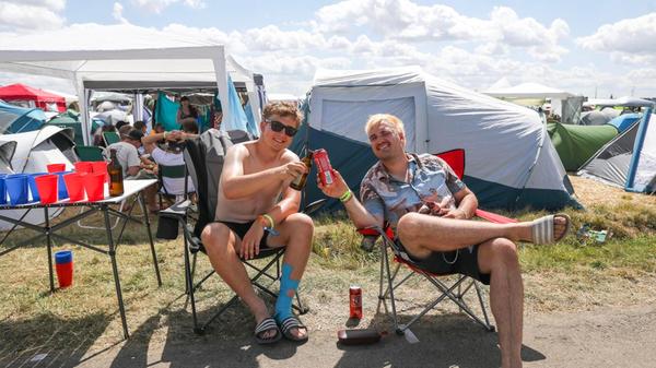 Ein verletztes Bein hält vom Beer-Pong offenbar niemanden ab.