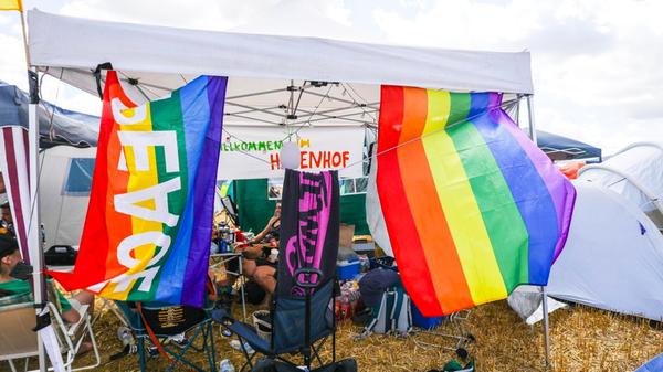 Und wer kurz eine Auszeit von anderen Menschen braucht, der schirmt sich mit Regenbogenflaggen von den Nachbarn ab.