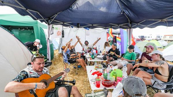 Auch entfernt von der Bühne können Besucherinnen und Besucher nicht genug von Musik bekommen und genießen die besondere Stimmung am Gelände.