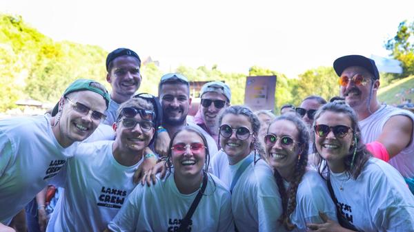 Gute Laune auf dem Taubertal-Festival im Publikum.