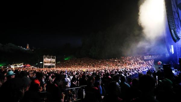 So muss es aussehen, wenn eine Punk/Hardcore-Band auf der Bühne steht.