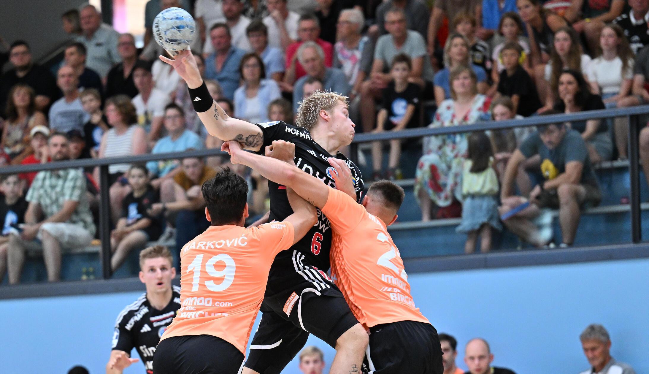 Flugstunde, Fans und Ruppigkeiten: Der HC Erlangen testet traditionell in Ro&szlig;tal