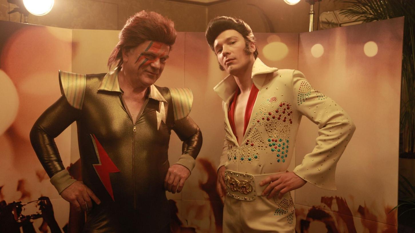 Vincent Kowalski als David Bowie (Bernhard Schütz, l.) und Nils Forsberg als Elvis (Jacob Matschenz, r.) bereiten sich auf ihren Auftritt vor, Vincent Kowalski als David Bowie (Bernhard Schütz, l.) und Nils Forsberg als Elvis (Jacob Matschenz, r.) bereiten sich auf ihren Auftritt vor,