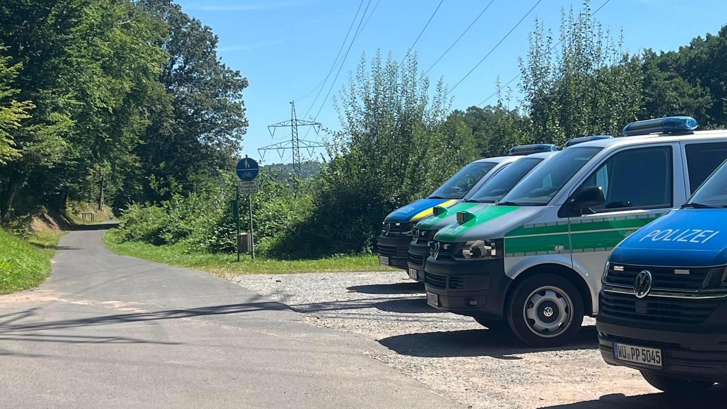 Am Samstagmorgen fanden Passanten auf einem Waldweg zwischen Altenbuch und Breitenbrunn (Landkreis Miltenberg) einen leblosen Mann. Am Samstagmorgen fanden Passanten auf einem Waldweg zwischen Altenbuch und Breitenbrunn (Landkreis Miltenberg) einen leblosen Mann.