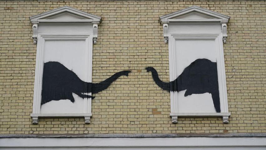 Die beiden Elefanten wurden mit dem Sprichwort "Elephant in the room" in Verbindung gebracht, für ein Problem, das nicht zu übersehen ist, aber über das keiner spricht. Die beiden Elefanten wurden mit dem Sprichwort "Elephant in the room" in Verbindung gebracht, für ein Problem, das nicht zu übersehen ist, aber über das keiner spricht.