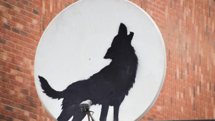 Die Satelliten-Schüssel mit dem heulenden Wolf verschwand kurz nachdem sie aufgetaucht war. Die Satelliten-Schüssel mit dem heulenden Wolf verschwand kurz nachdem sie aufgetaucht war.