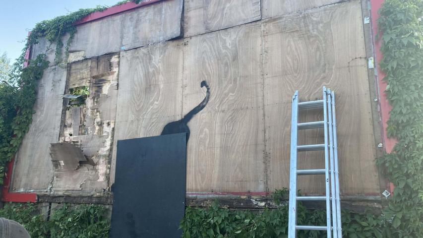 Der Eigentümer der Werbetafel, auf die Banksy seine Katze gesprüht hat, soll versprochen haben, sie einer Kunstgalerie zu spenden. Der Eigentümer der Werbetafel, auf die Banksy seine Katze gesprüht hat, soll versprochen haben, sie einer Kunstgalerie zu spenden.