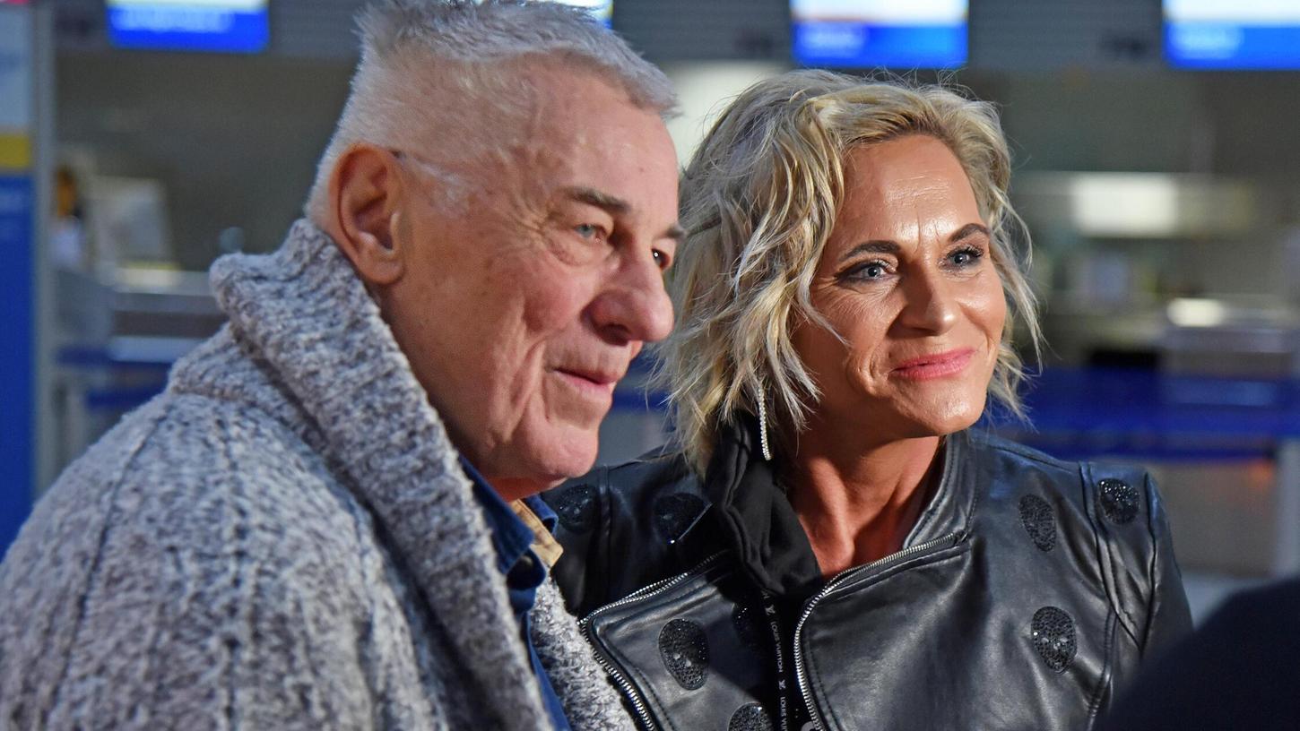 Heinz Hoenig und seine Frau Annika, hier vor dem Abflug zum "Dschungelcamp" im Januar, machen gerade eine schwere Zeit durch. Heinz Hoenig und seine Frau Annika, hier vor dem Abflug zum "Dschungelcamp" im Januar, machen gerade eine schwere Zeit durch.