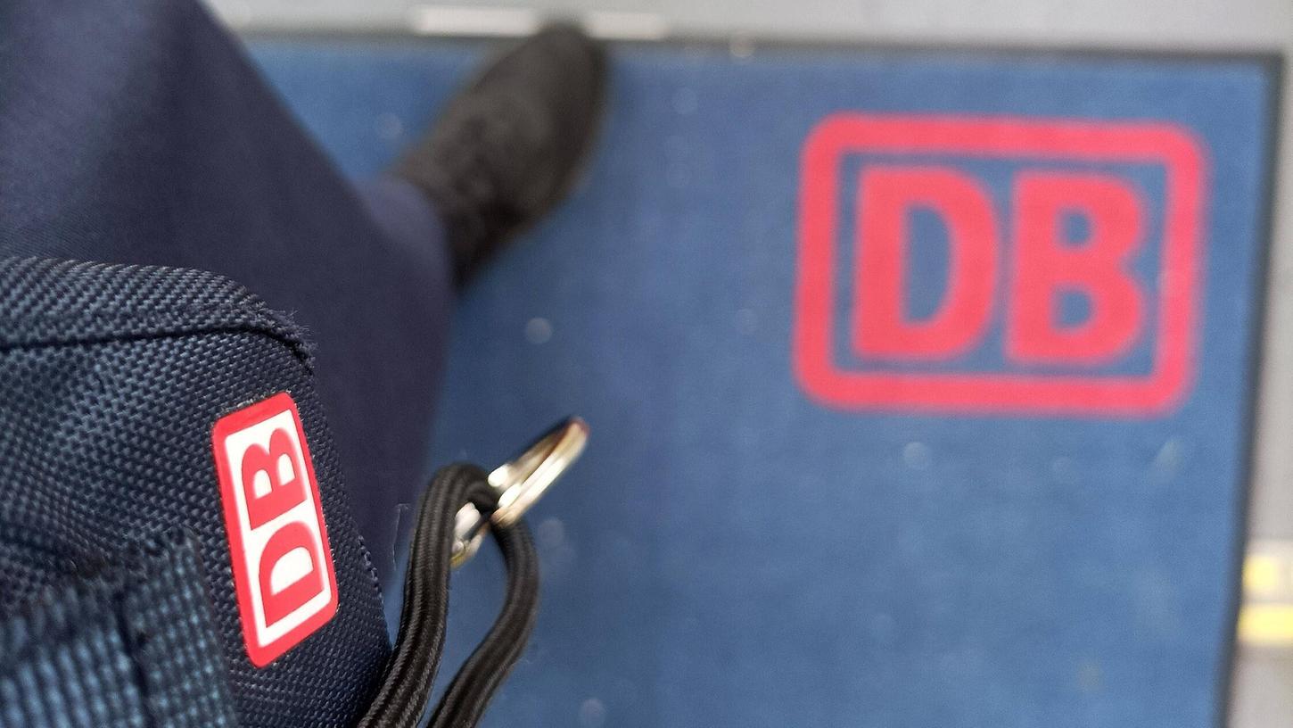 In einem Zug in Bayern ist ein Streit zwischen Radfahrern und Migranten ausgebrochen - die Situation eskalierte derart, dass der Zug anhalten musste. In einem Zug in Bayern ist ein Streit zwischen Radfahrern und Migranten ausgebrochen - die Situation eskalierte derart, dass der Zug anhalten musste.
