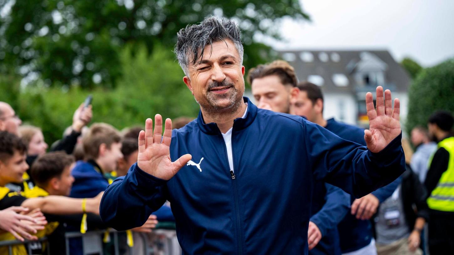 Millionär Kürsat Yildirim Chico grüßt die Fans beim Borussia Dortmund - DEW21-Traumspiel in Holzwickede. Millionär Kürsat Yildirim Chico grüßt die Fans beim Borussia Dortmund - DEW21-Traumspiel in Holzwickede.