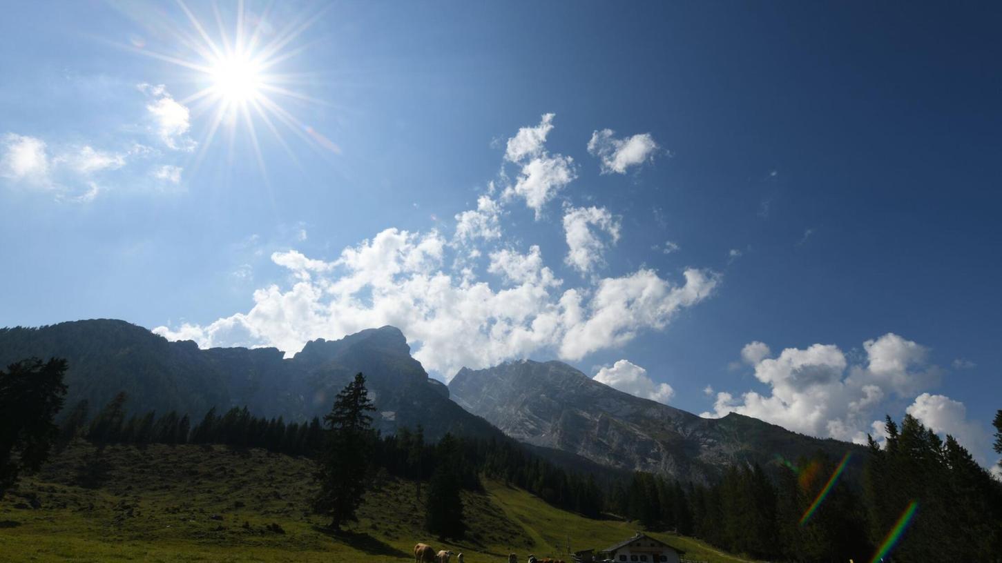 Zusammen mit einem Freund möchte ein junger Mann den Watzmann überschreiten. Die beiden trennen sich, der 23-Jährige kommt nicht lebend aus dem Wanderausflug zurück. (Symbolbild) Zusammen mit einem Freund möchte ein junger Mann den Watzmann überschreiten. Die beiden trennen sich, der 23-Jährige kommt nicht lebend aus dem Wanderausflug zurück. (Symbolbild)
