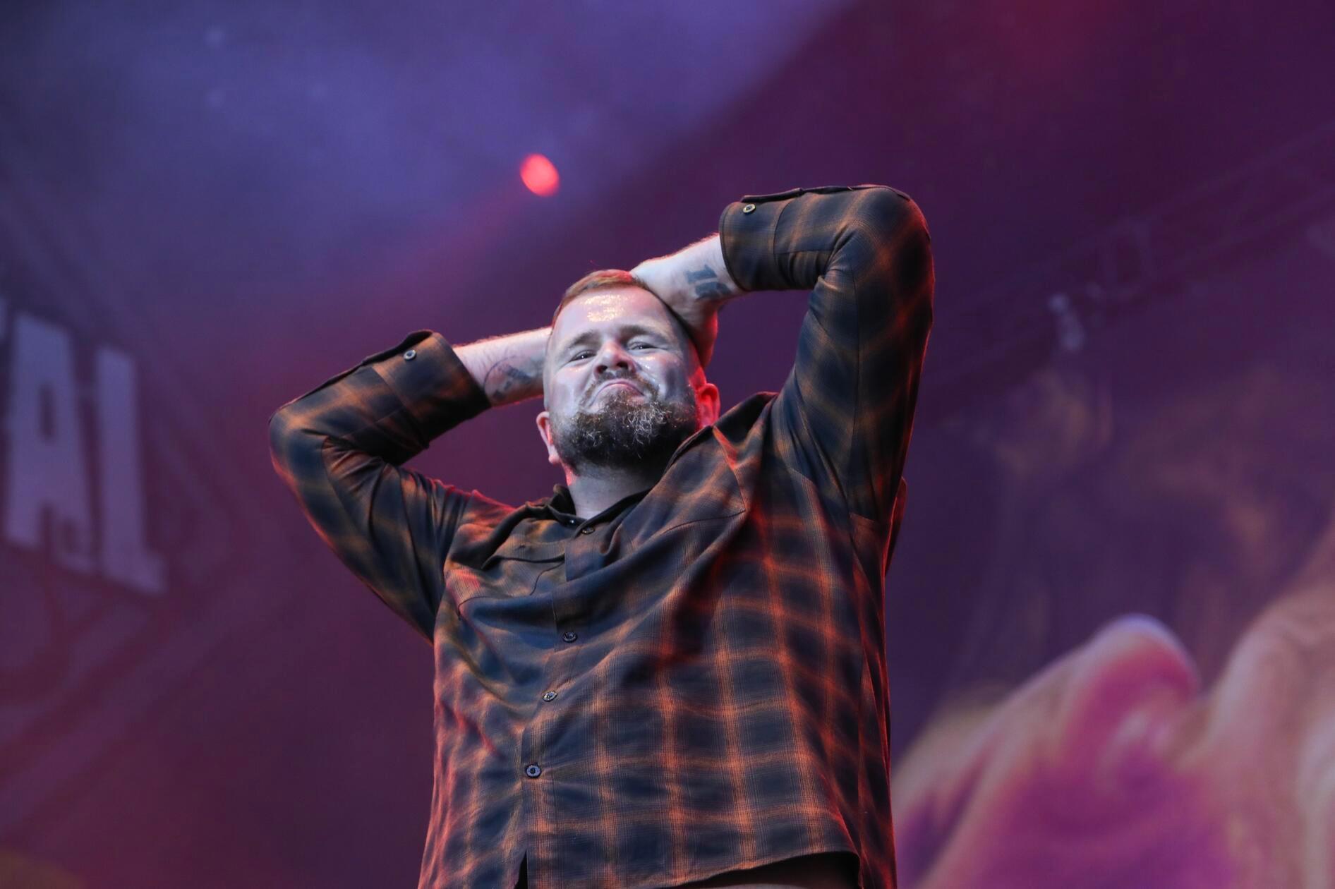 "Nicht zu fassen", denkt sich der Sänger beim Anblick der wilden Menge wohl.