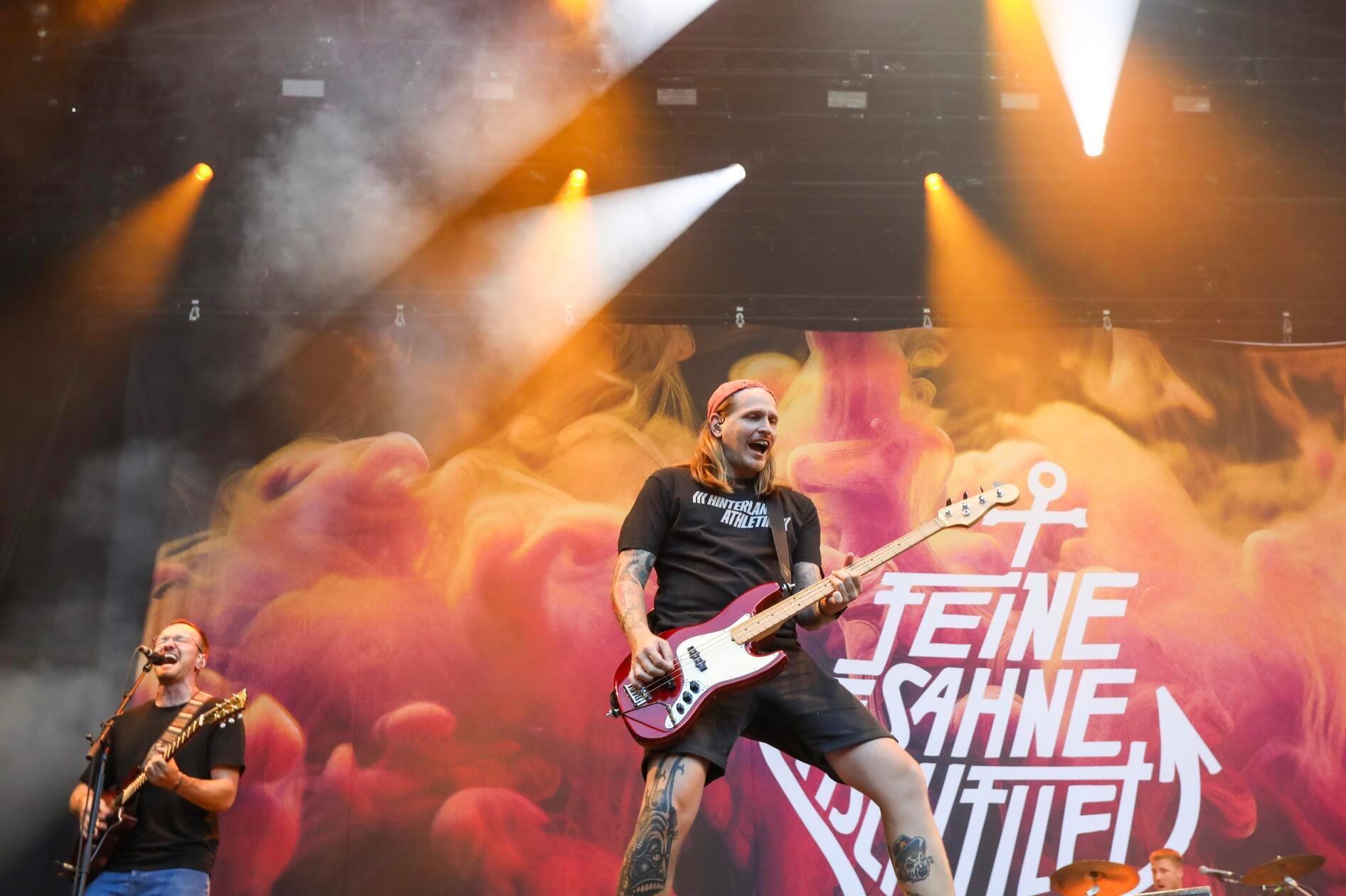 Auch der Rest der Band gibt Vollgas.