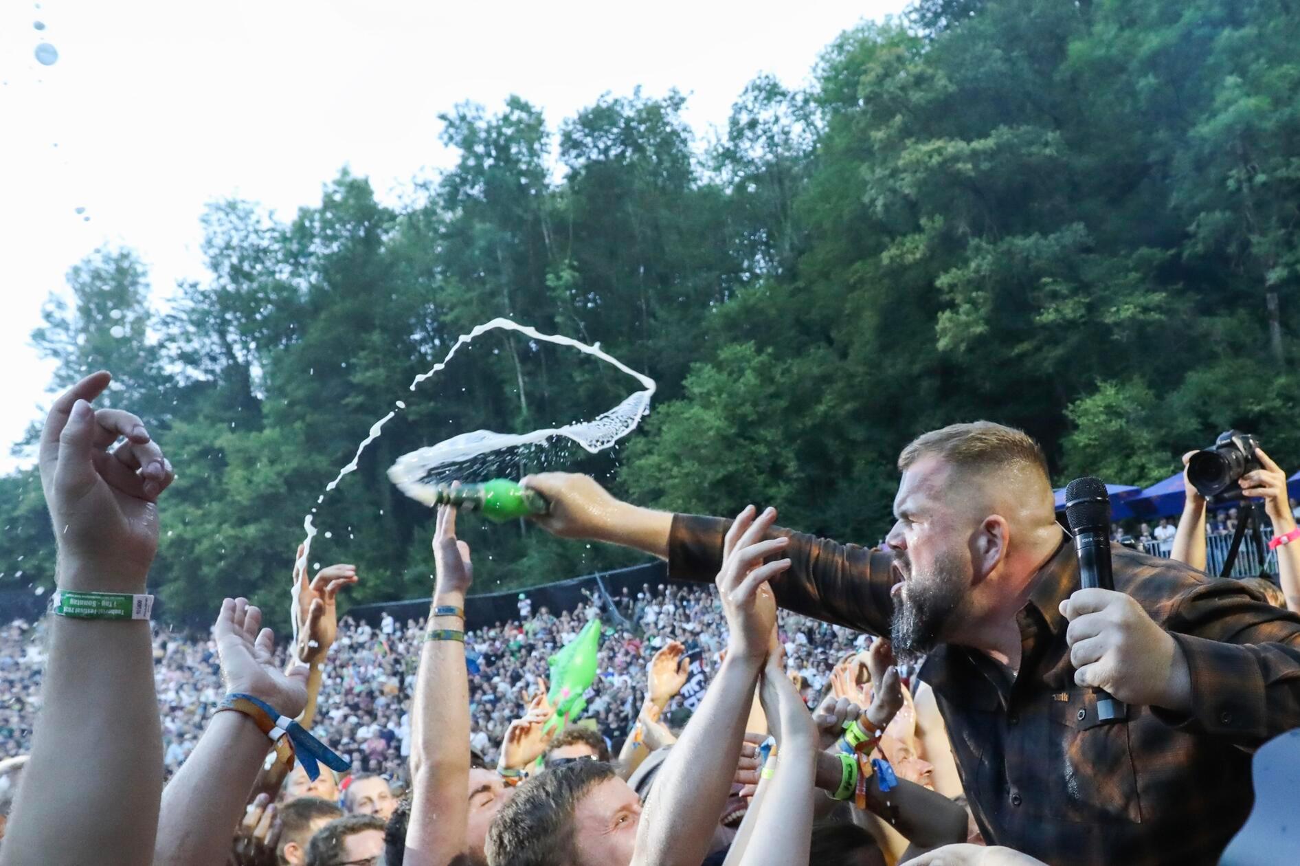 Aber auch die klassische Bierdusche darf bei einem Punk-Konzert nicht fehlen.