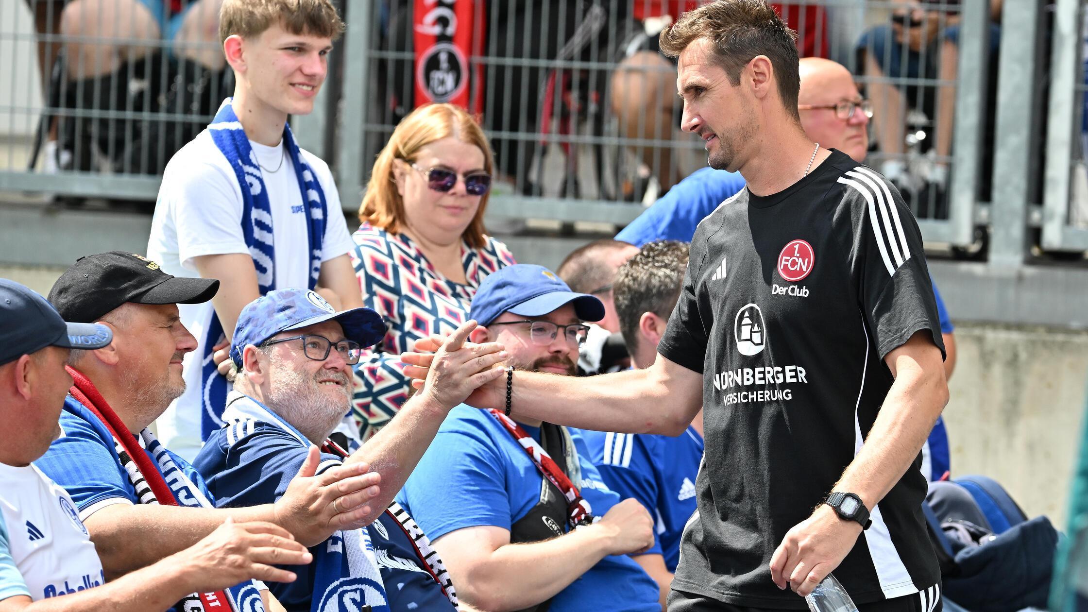 Panne auf der A3 bei Erlangen: Fans von 1. FC N&uuml;rnberg und Schalke ohne Wasser - Mann kollabiert