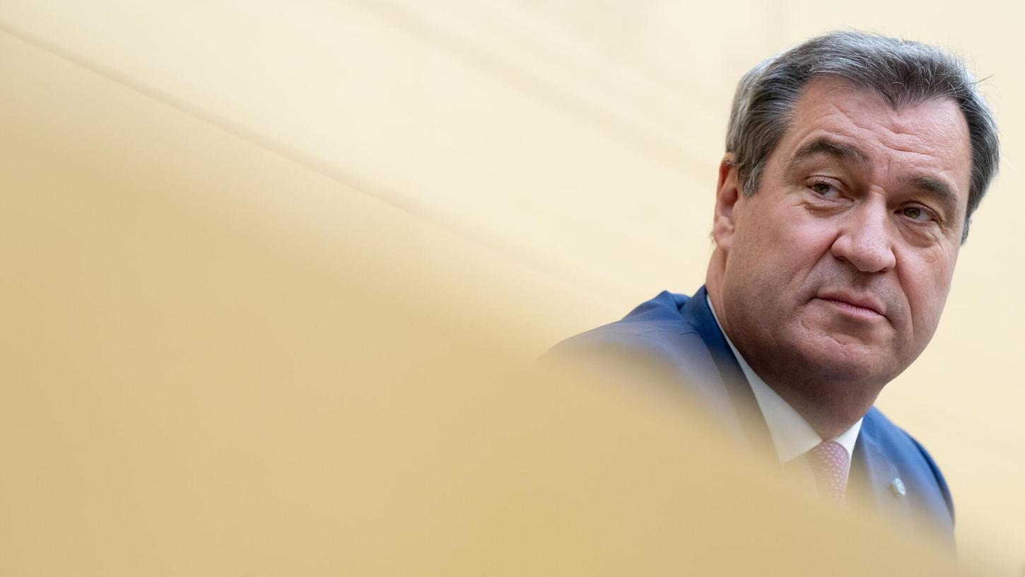 Markus Söder sieht sich nach einem Selfie-Post auf Instagram mit heftiger Kritik konfrontiert. Markus Söder sieht sich nach einem Selfie-Post auf Instagram mit heftiger Kritik konfrontiert.
