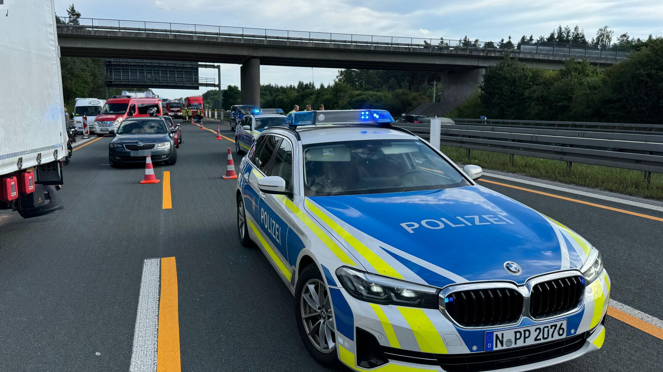 Unfall auf der A9 bei Greding: Minivan mit Familie an Bord kracht in anderes Auto
