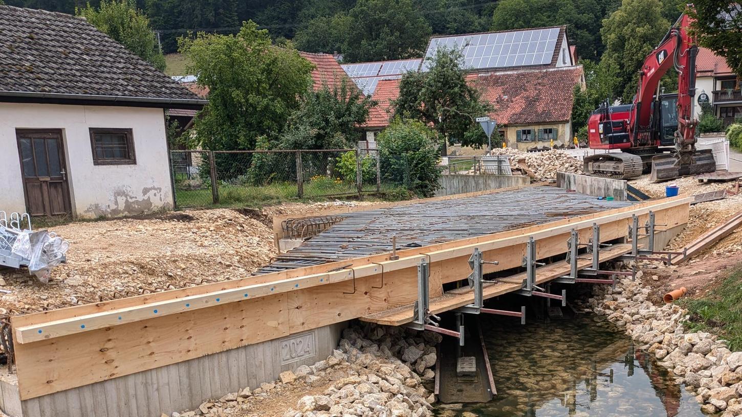 Die Straßenbrücke in Windischhausen: Aktuell wird die Stahlbewehrung (hier im Bild) und die Schalung eingebaut. Danach wird betoniert. Die Straßenbrücke in Windischhausen: Aktuell wird die Stahlbewehrung (hier im Bild) und die Schalung eingebaut. Danach wird betoniert.