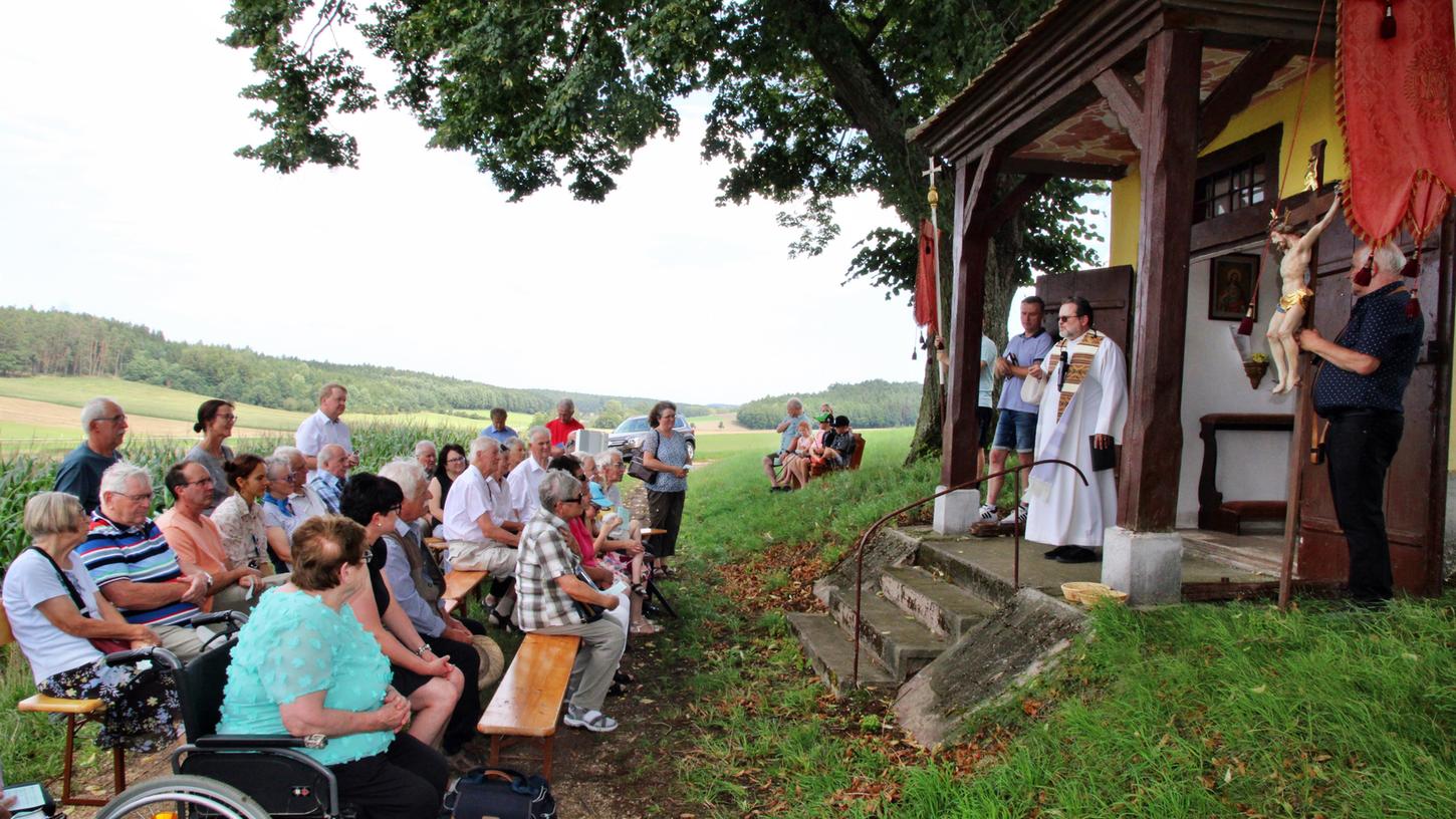 Am 15. August, an Mariä Himmelfahrt, findet im Pleinfelder Ortsteil Walkerszell eine kurze Prozession zur Wallfahrtskapelle statt. Am 15. August, an Mariä Himmelfahrt, findet im Pleinfelder Ortsteil Walkerszell eine kurze Prozession zur Wallfahrtskapelle statt.