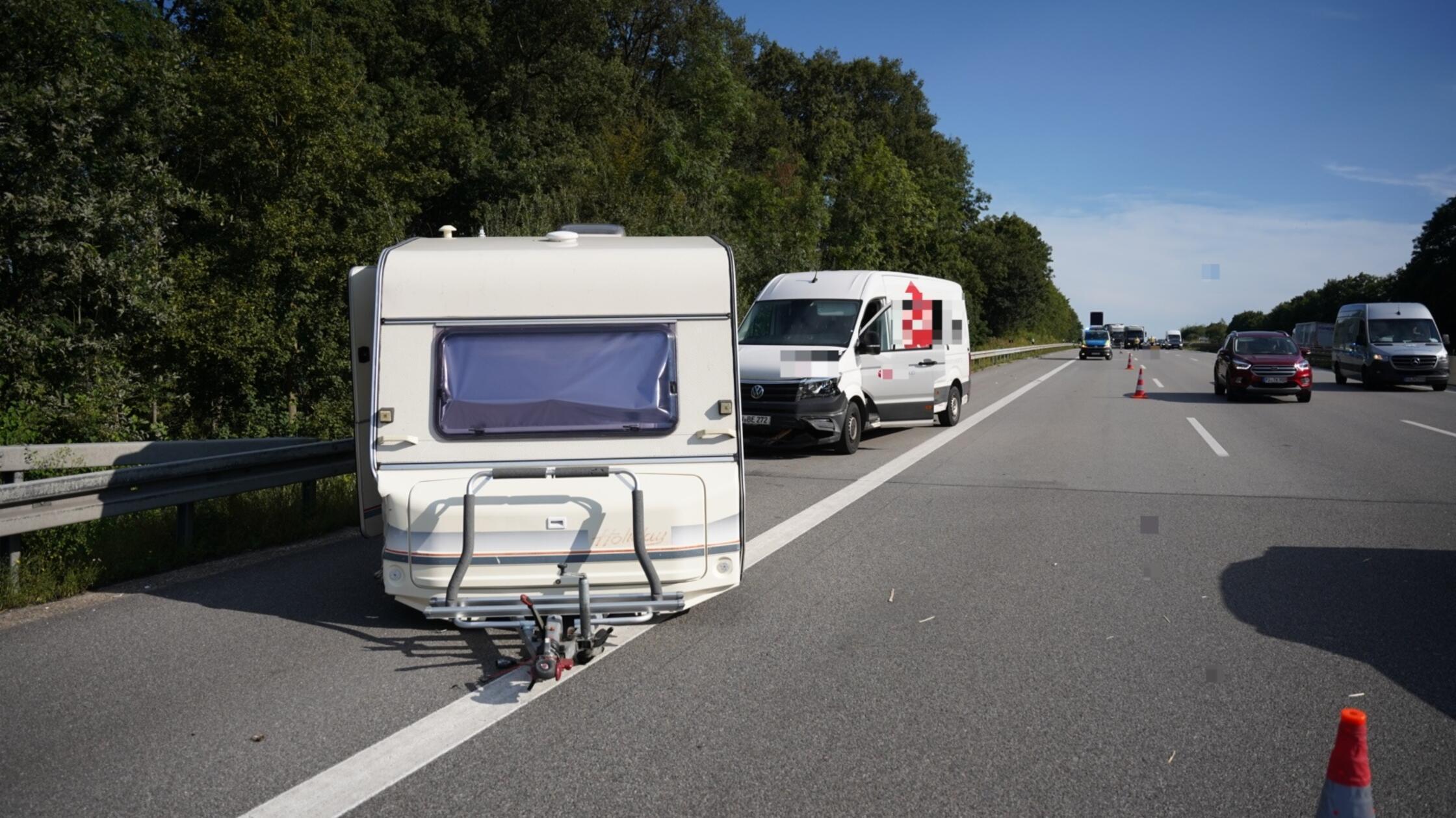 Wohnwagen wird auf A9 bei Allersberg von Auto abgerissen: 16-J&auml;hrige verletzt