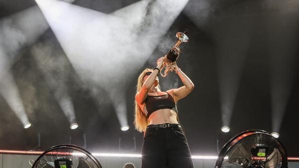 Der "Wildberry Lillet"-Star griff kurzerhand auch selbst zur Trompete.