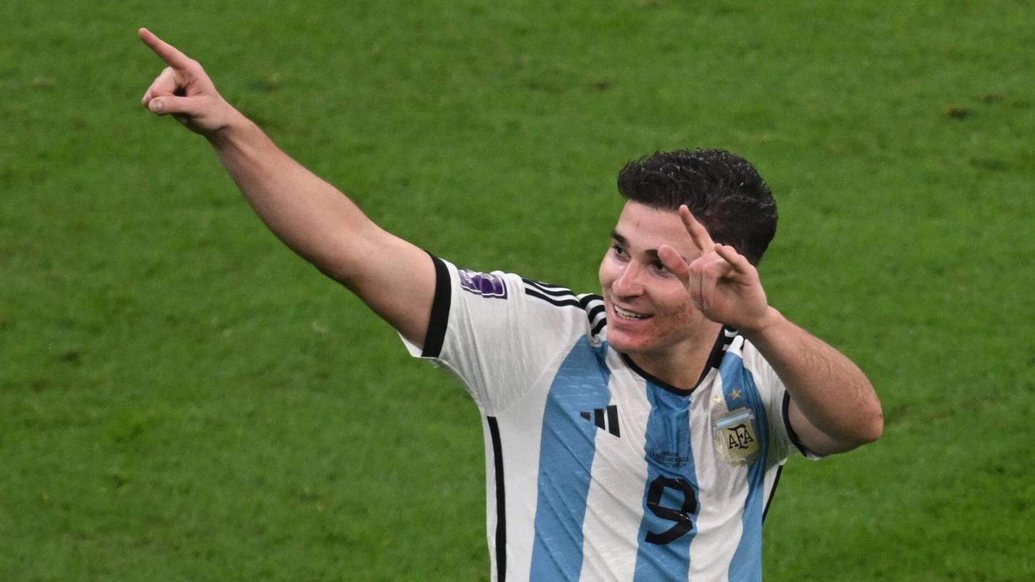 Julián Alvarez ist der bislang teuerste Fußball-Transfer des Sommers. Julián Alvarez ist der bislang teuerste Fußball-Transfer des Sommers.