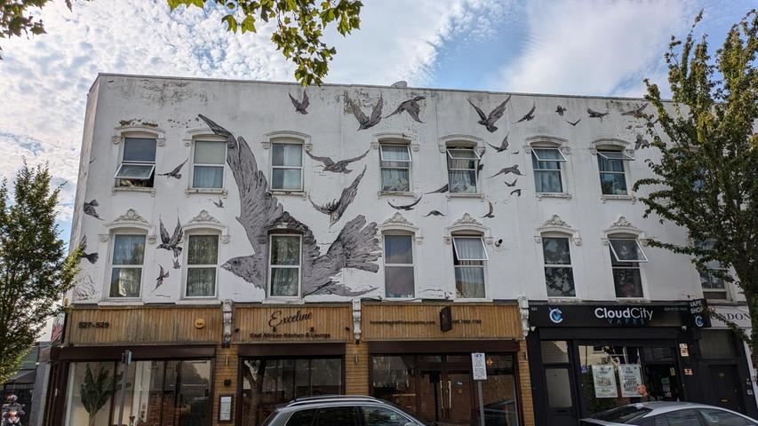 Die Wand eines Gebäude in Leytonstone, dem Geburtsort von Regisseur Alfred Hitchcock, ist in Anspielung auf seinen Thriller "Die Vögel" mit den Tieren verziert. Die Wand eines Gebäude in Leytonstone, dem Geburtsort von Regisseur Alfred Hitchcock, ist in Anspielung auf seinen Thriller "Die Vögel" mit den Tieren verziert.