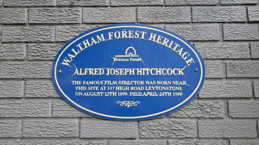 Dort, wo das Geburtshaus von Alfred Hitchcock stand, erinnert nun eine blaue Plakette an den Regisseur. Dort, wo das Geburtshaus von Alfred Hitchcock stand, erinnert nun eine blaue Plakette an den Regisseur.