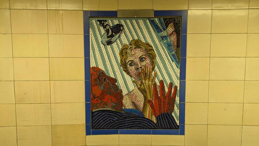 Ein Mosaik in der Londoner U-Bahnstation Leytonstone zeigt Regisseur Alfred Hitchcock, der Schauspielerin Janet Leigh eine Regieanweisung beim Film zu "Psycho" gibt. Im Hintergrund ist Anthony Perkins zu sehen. Ein Mosaik in der Londoner U-Bahnstation Leytonstone zeigt Regisseur Alfred Hitchcock, der Schauspielerin Janet Leigh eine Regieanweisung beim Film zu "Psycho" gibt. Im Hintergrund ist Anthony Perkins zu sehen.