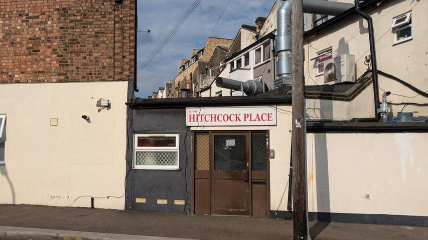 Über einem Hauseingang im Londoner Stadtteil Leytonstone erinnert ein Schild mit der Aufschrift "Hitchcock Place" an den legendären Regisseur Alfred Hitchcock. Über einem Hauseingang im Londoner Stadtteil Leytonstone erinnert ein Schild mit der Aufschrift "Hitchcock Place" an den legendären Regisseur Alfred Hitchcock.