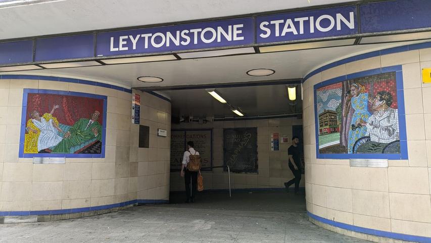 Die Londoner U-Bahnstation Leytonstone ist mit zahlreichen Mosaiken verziert, die Szenen aus Alfred Hitchcocks Leben und seinen Filmen zeigen. Die Londoner U-Bahnstation Leytonstone ist mit zahlreichen Mosaiken verziert, die Szenen aus Alfred Hitchcocks Leben und seinen Filmen zeigen.