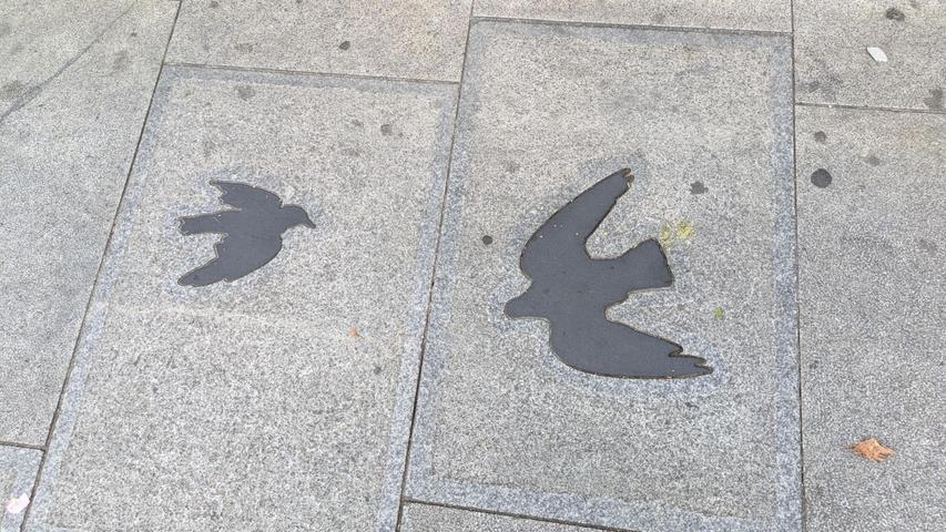Vor einem Gebäude im Londoner Stadtteil Leytonstone ist der Gehweg mit Vögeln dekoriert, eine Anspielung an Alfred Hitchcocks berühmten Thriller "Die Vögel". Vor einem Gebäude im Londoner Stadtteil Leytonstone ist der Gehweg mit Vögeln dekoriert, eine Anspielung an Alfred Hitchcocks berühmten Thriller "Die Vögel".