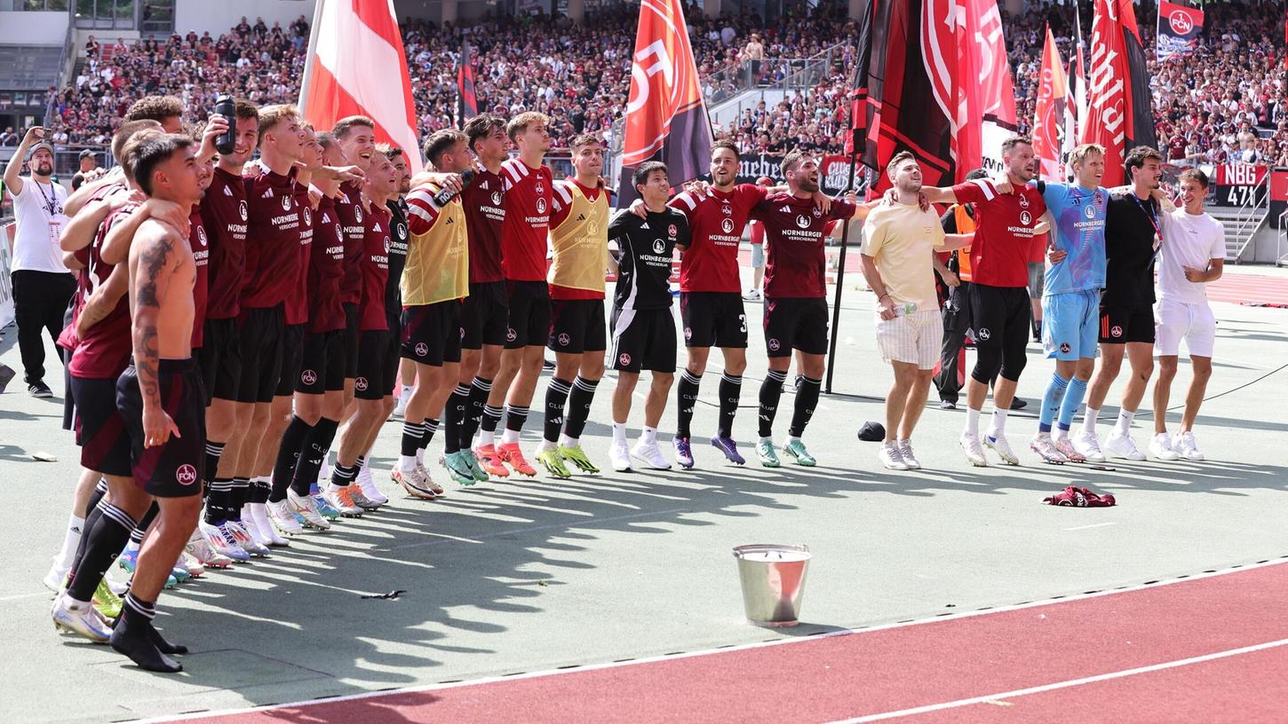 Der 1. FC Nürnberg feierte gegen den FC Schalke 04 den ersten Saisonsieg. Der 1. FC Nürnberg feierte gegen den FC Schalke 04 den ersten Saisonsieg.