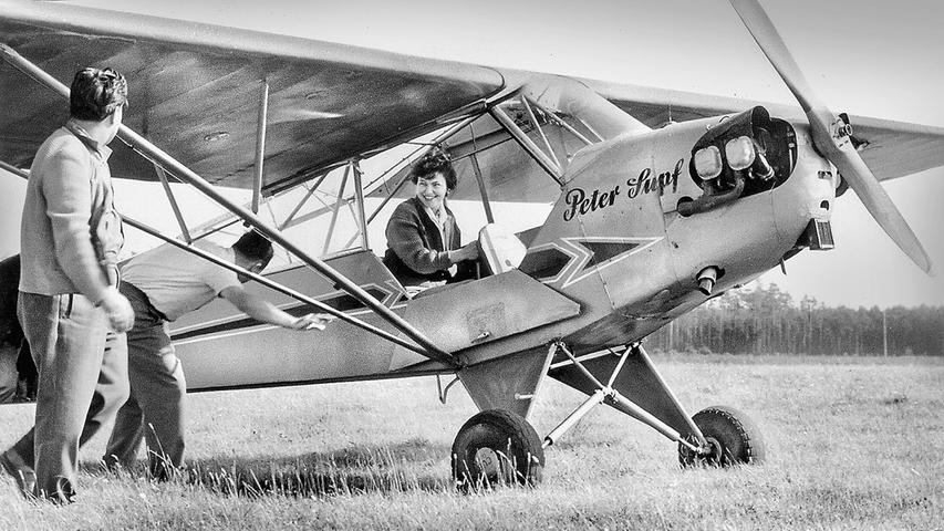 „Frau Lilo geht in die Luft“, titelten die Nürnberger Nachrichten im Februar 1957. Gemeint war die damals 34-jährige Lilo Köllisch, die als erste Frau in Nordbayern nach dem Krieg ihren Flugschein beim Aero-Club Nürnberg machte. In einer Piper mit 65-PS-Motor absolvierte sie nach nur 10 Flugstunden ihren ersten Alleinflug und startete damit in einer Männerdomäne durch. Entsprechend nervös zeigte sich ihr Fluglehrer, der offen zugab: „Einen Mann mit dem gleichen Leistungsstand hätte ich schon früher fliegen lassen.“ „Frau Lilo geht in die Luft“, titelten die Nürnberger Nachrichten im Februar 1957. Gemeint war die damals 34-jährige Lilo Köllisch, die als erste Frau in Nordbayern nach dem Krieg ihren Flugschein beim Aero-Club Nürnberg machte. In einer Piper mit 65-PS-Motor absolvierte sie nach nur 10 Flugstunden ihren ersten Alleinflug und startete damit in einer Männerdomäne durch. Entsprechend nervös zeigte sich ihr Fluglehrer, der offen zugab: „Einen Mann mit dem gleichen Leistungsstand hätte ich schon früher fliegen lassen.“