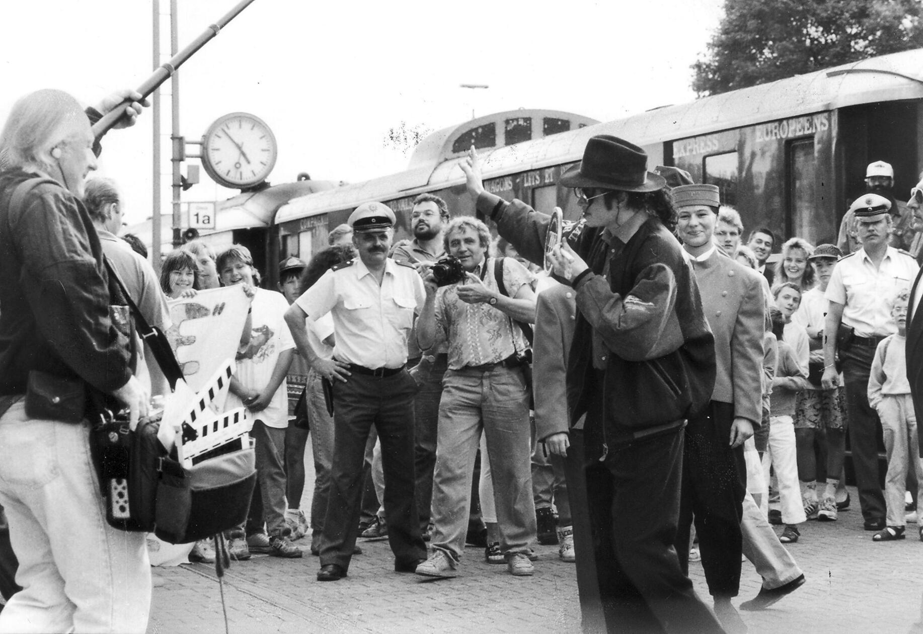 Großer Bahnhof für Michael Jackson in Pegnitz: 1992 empfingen rund 200 begeisterte Fans den Superstar, der für seinen Auftritt im Rahmen der „Dangerous World Tour“ in Bayreuth alle 25 Designer-Suiten des ehemaligen „Pflaums Posthotel“ in Pegnitz angemietet hatte. Mit dem legendären Orient-Express traf er ein, winkte kurz in die jubelnde Menge und verschwand anschließend in einem gepanzerten Bus. Während seine Anhänger im Regen vor dem Hotel ausharrten, stöberte Jackson mit seinem Neffen im örtlichen Spielwarenladen nach Ghostbusters-Figuren und besuchte später den Freizeitpark Fränkisches Wunderland.