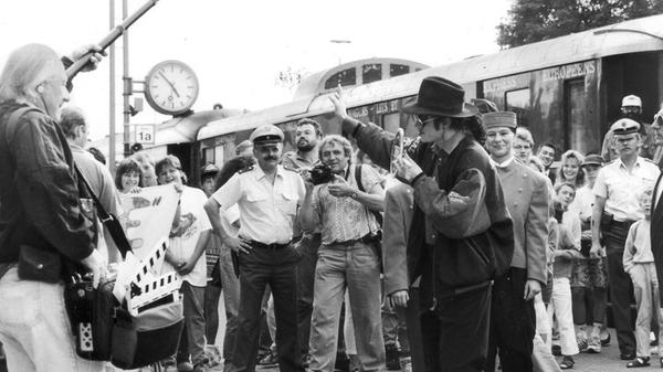 Großer Bahnhof für Michael Jackson in Pegnitz: 1992 empfingen rund 200 begeisterte Fans den Superstar, der für seinen Auftritt im Rahmen der „Dangerous World Tour“ in Bayreuth alle 25 Designer-Suiten des ehemaligen „Pflaums Posthotel“ in Pegnitz angemietet hatte. Mit dem legendären Orient-Express traf er ein, winkte kurz in die jubelnde Menge und verschwand anschließend in einem gepanzerten Bus. Während seine Anhänger im Regen vor dem Hotel ausharrten, stöberte Jackson mit seinem Neffen im örtlichen Spielwarenladen nach Ghostbusters-Figuren und besuchte später den Freizeitpark Fränkisches Wunderland.