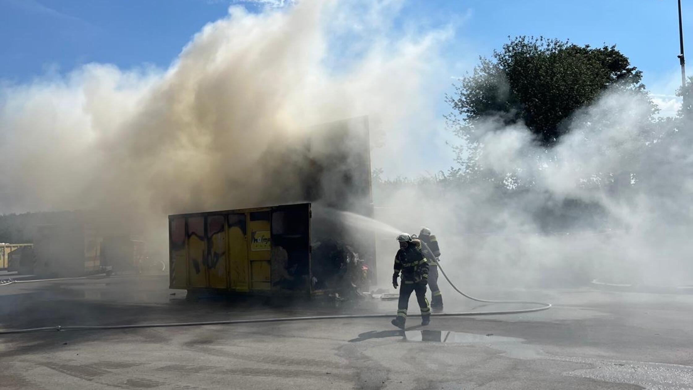 Brand auf Recyclinghof in Pyras: Feuerwehr Hilpoltstein musste ausr&uuml;cken