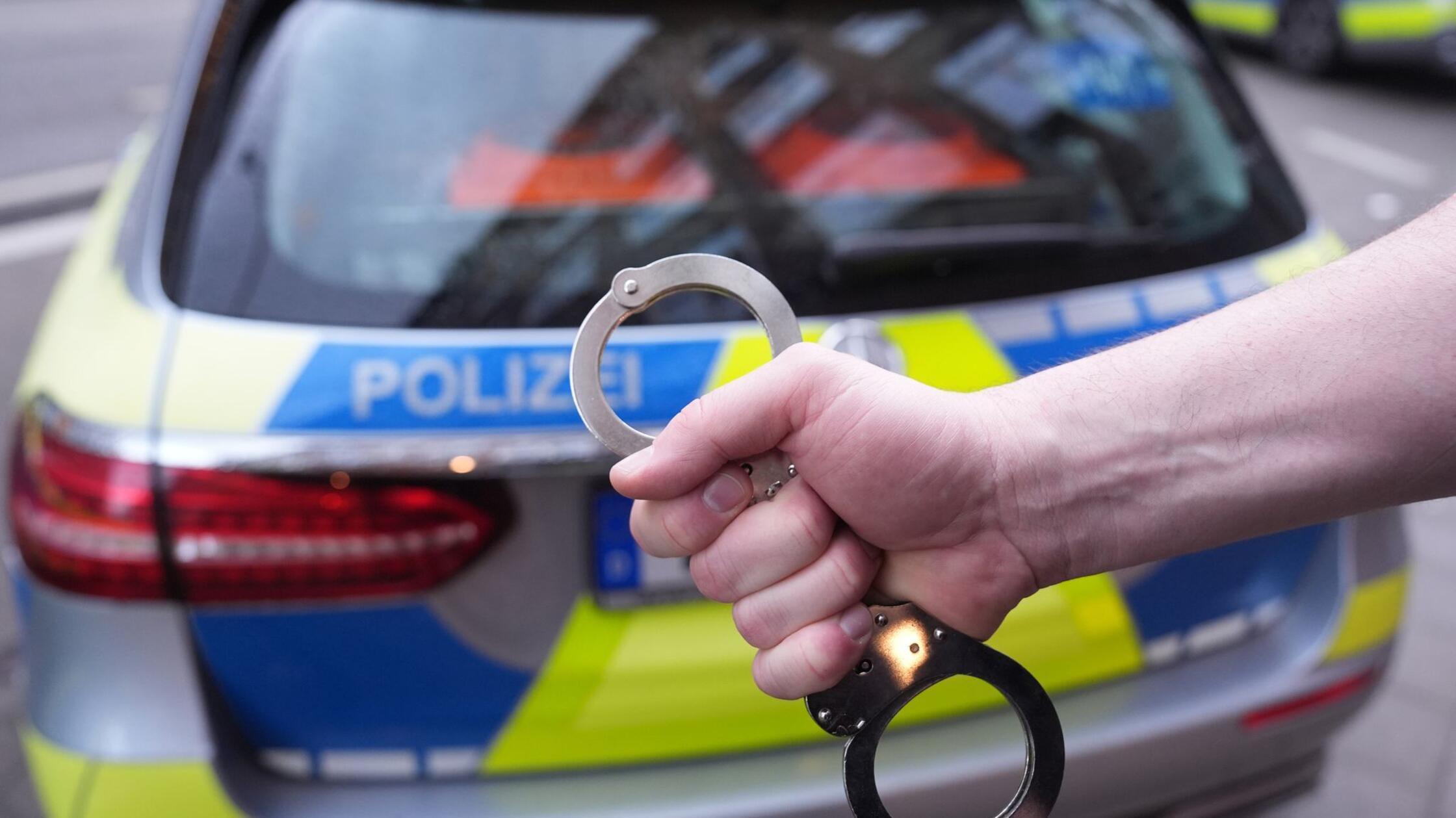 Katastrophenfahrt in F&uuml;rth: Mann greift Anwohner an und rast in Br&uuml;ckengel&auml;nder