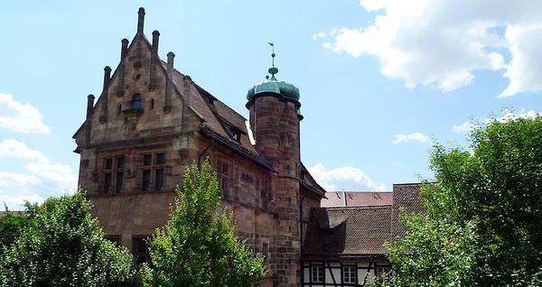 Wer in all dem Getriebe nach Erholung sucht, ist bei Lounge-Musik im Renaissancegarten des Tucherschlosses gut aufgehoben. Auch St. Lorenz und St. Elisabeth sind Oasen der Stille.