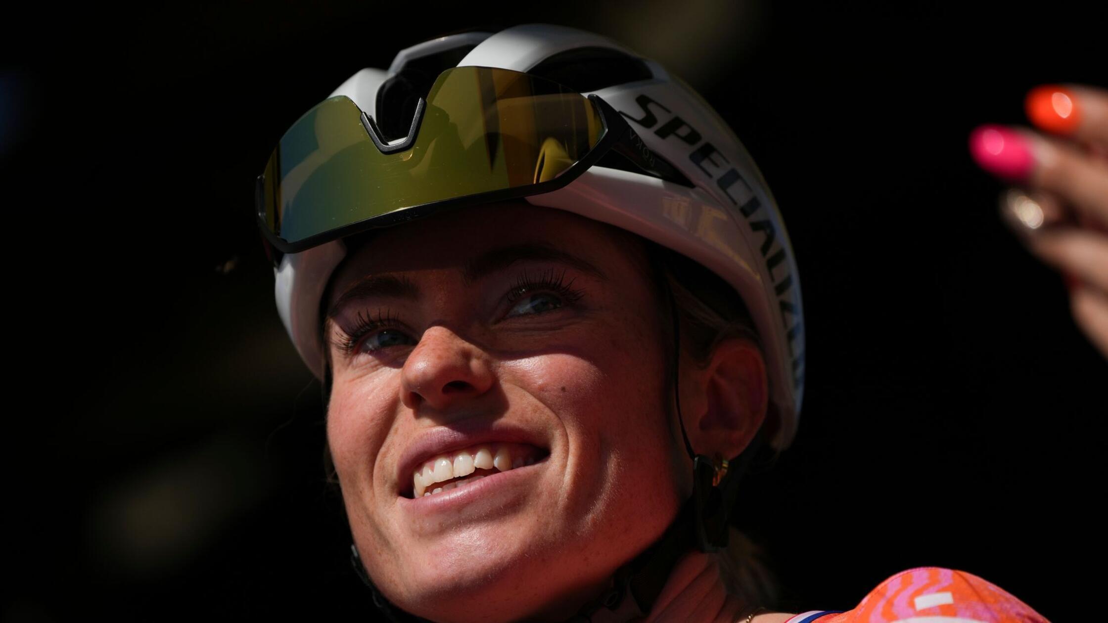 Titelverteidigerin Vollering mit Sieg im Tour-Zeitfahren