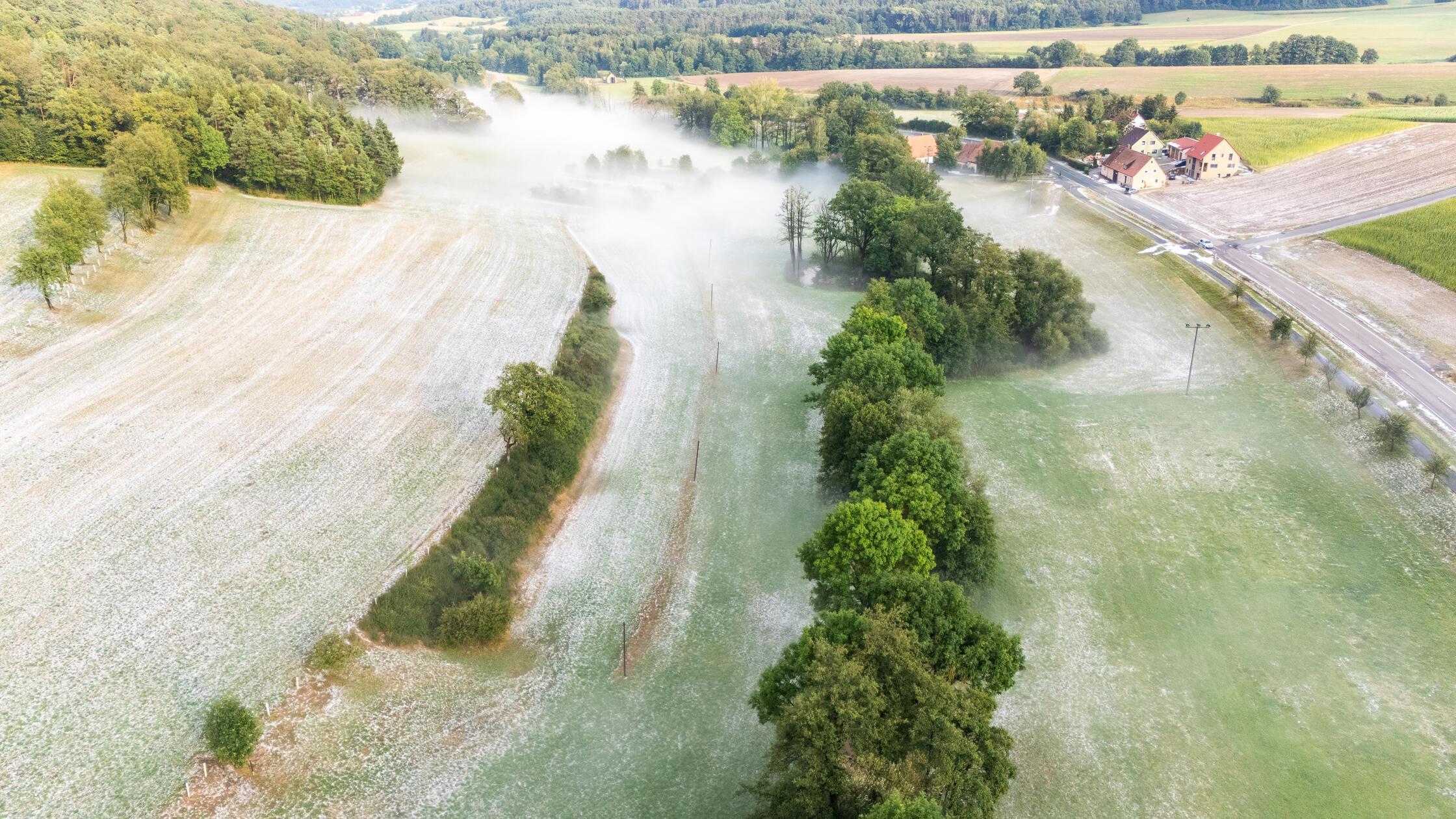 Nach Unwetter: "Winter" im Hochsommer - &Uuml;berflutungen in Teilen Frankens
