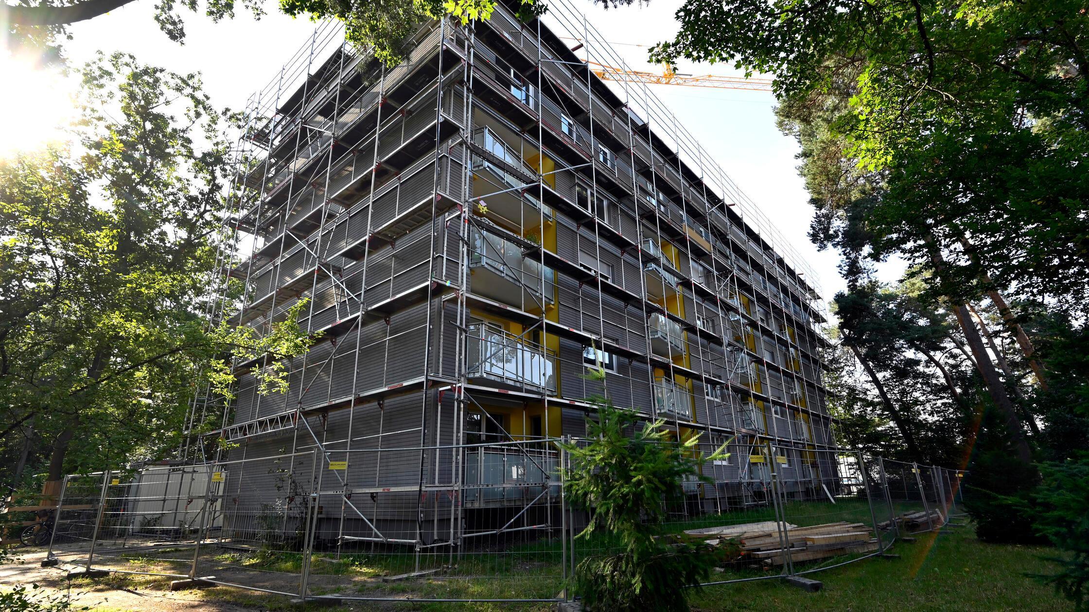 Gewobau Erlangen feiert Richtfest: Innovative Sanierung und Aufstockung an der Paul-Gossen-Stra&szlig;e